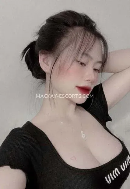 Mackay escorts Linnéa — 4