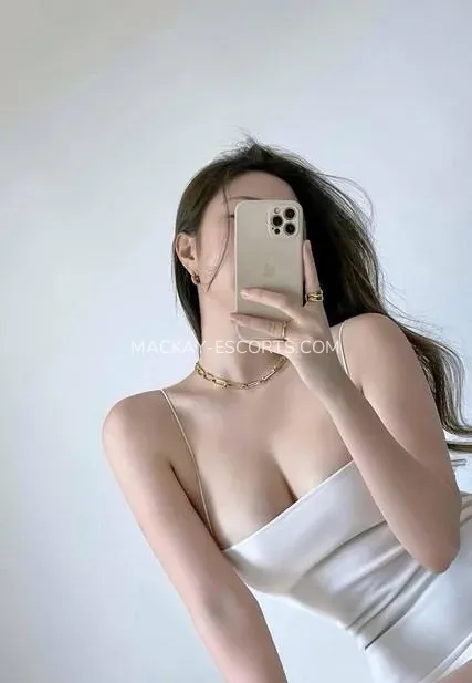 Mackay escorts Viktoria — 3