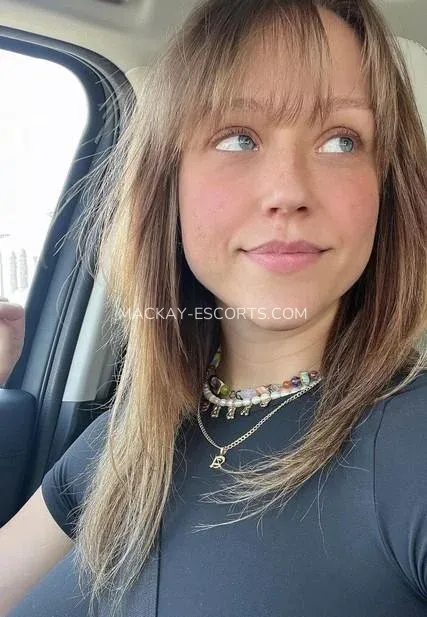 Mackay escorts Åsa — 4