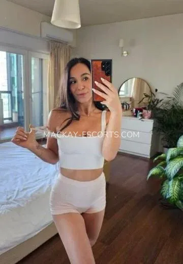 Mackay escorts Åsa — 4