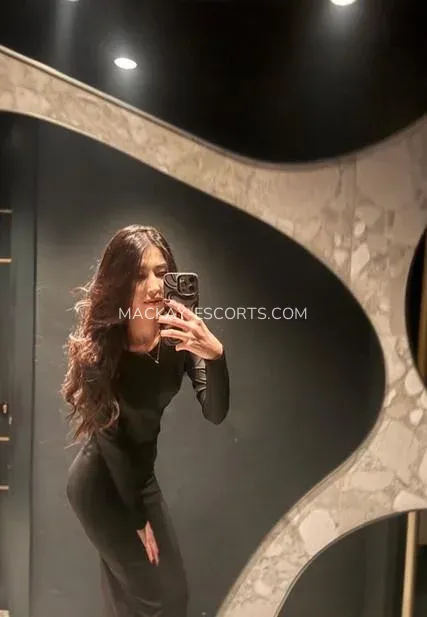 Mackay escorts Linnéa — 4