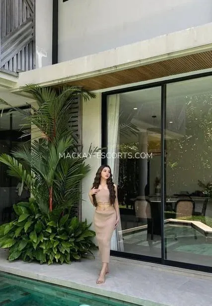 Mackay escorts Hanna — 1