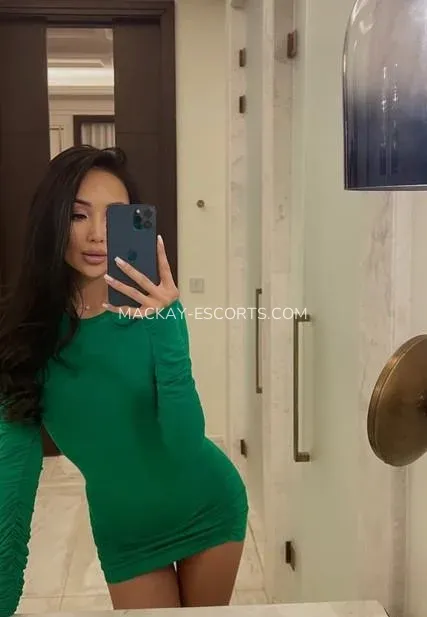 Mackay escorts Åsa — 6