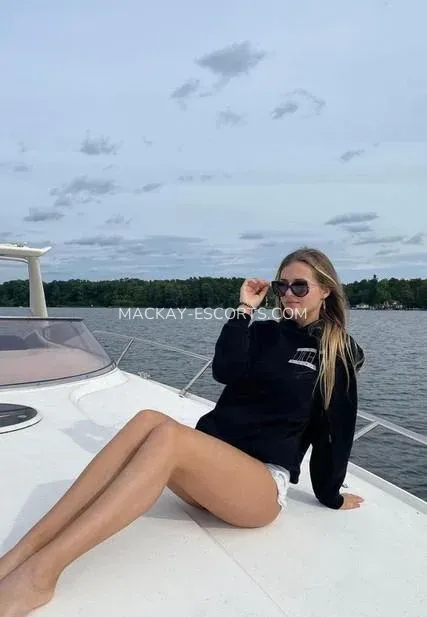 Mackay escorts Linnéa — 4