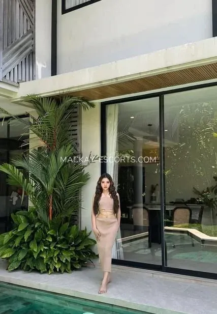 Mackay escorts Hanna — 4