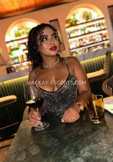 Mackay escorts Linnéa — 5