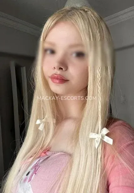 Mackay escorts Märta — 4