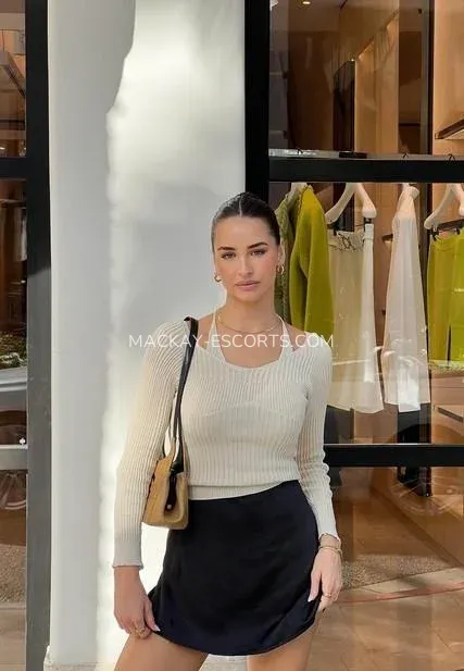 Mackay escorts Pia — 3