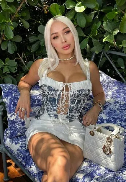 Mackay escorts Simona — 1